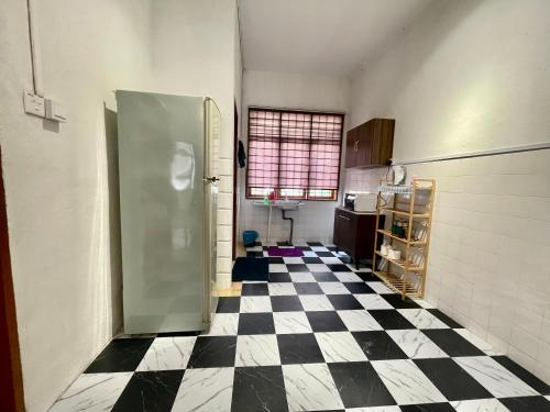 大山脚Cozy 10 Entire House 4 Bedroom At Alma Bukit Mertajam的厨房铺有黑白的格子地板。