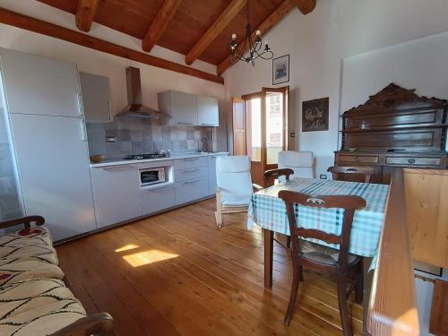 瓦拉洛alla piana的厨房以及带桌椅的用餐室。