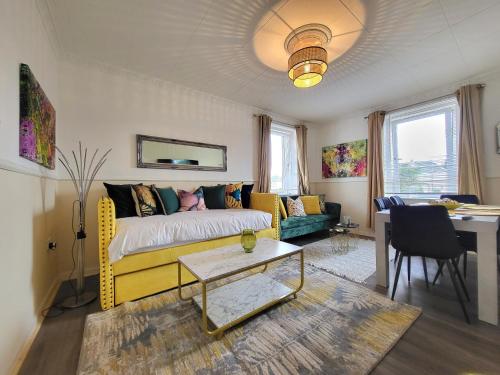 爱丁堡4 Bedrooms Apartment By Sensational Stay Short Lets & Serviced Accommodation的客厅配有黄色的沙发和桌子