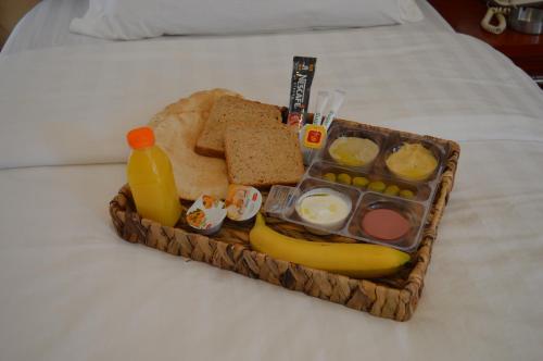 亚喀巴seven7days hotel的床上装满食物的篮子