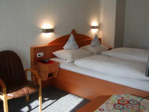 巴特沃里斯霍芬艾奇维尔德克柯酒店的酒店客房,配有两张床和椅子