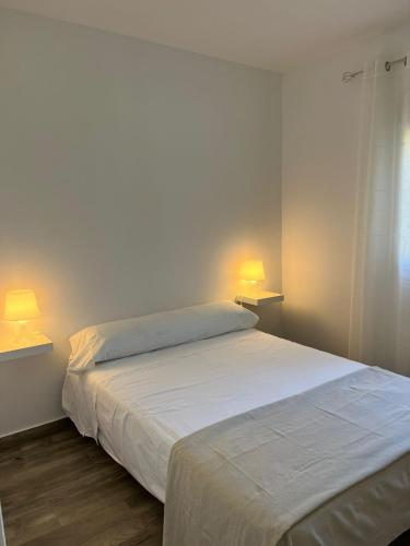 加的斯Casa Maria Marta的一间卧室配有一张大床,上面有两盏灯