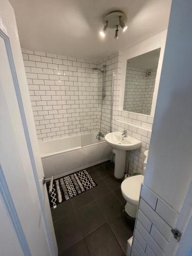 布伦特伍德Monochrome 16 , Brentwood的带浴缸、卫生间和盥洗盆的浴室