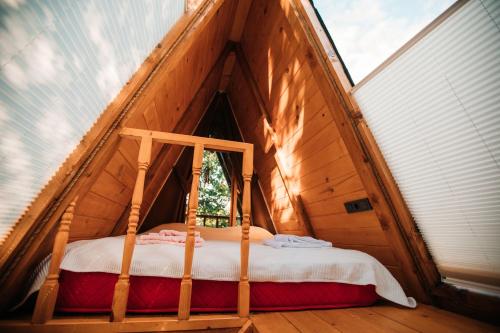 里泽Oruba bungalov的树屋小房间的一个床位