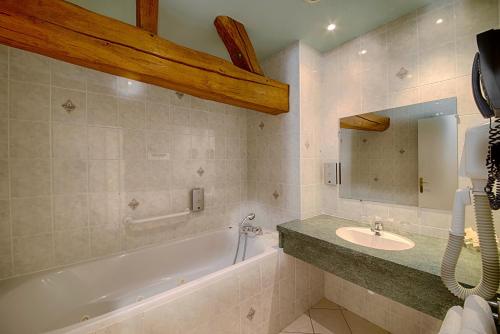 梅斯尼圣佩尔Logis Maison Gublin - Auberge du Lac的带浴缸和盥洗盆的浴室