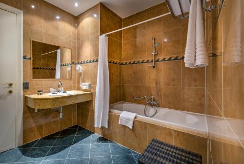 王府温泉酒店的一间浴室