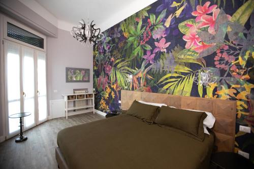米兰Household Settembrini的一间卧室设有一张床和花卉墙