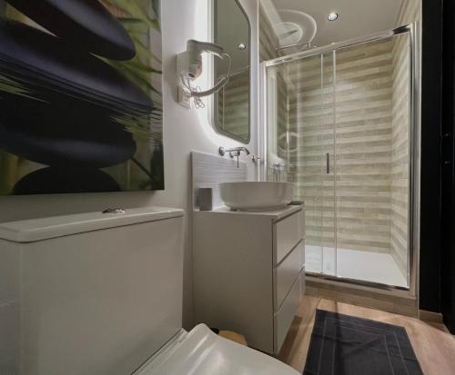 雅典G&W Luxury Rooms的一间带水槽和卫生间的浴室