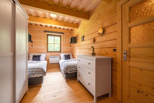 大卡尔洛维采Dvě chalupy - Velké Karlovice的木屋内设有一间带两张床的卧室