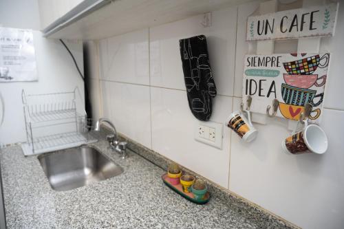 瓜伊马延Bienvenido a Café y Vino的厨房配有水槽和台面