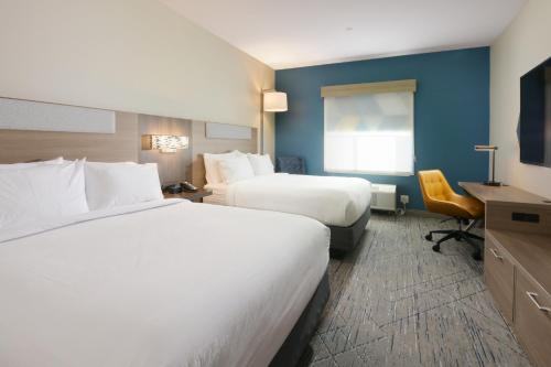 威廉斯敦莫若贝斯特韦斯特酒店及套房的酒店客房配有两张床和一张书桌