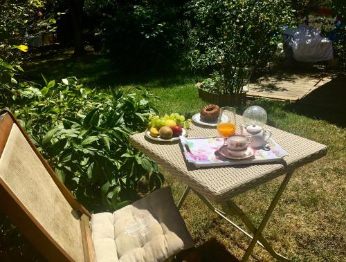 卢瓦尔河畔圣西Le Havre de paix的一张野餐桌,上面有一盘水果
