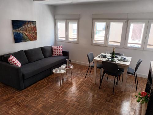 马拉加NEW MARITIMO的客厅配有沙发和桌子