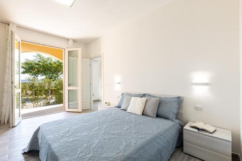 泰里乔拉Agriturismo Il Bosco的一间卧室设有一张床和一个大窗户