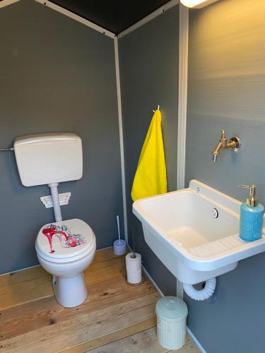 扎达尔Camping Perla的浴室配有白色卫生间和盥洗盆。