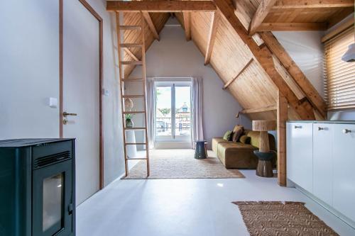 莱米尔Dok 20, Lemmer的客厅设有拱形天花板和木梁。