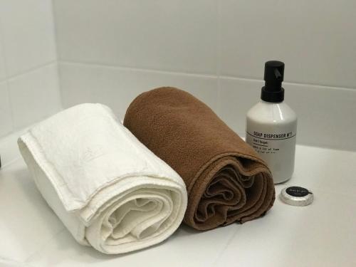尼姆Nimes , appartement rénové dans immeuble classé.的浴室柜台的毛巾和肥皂