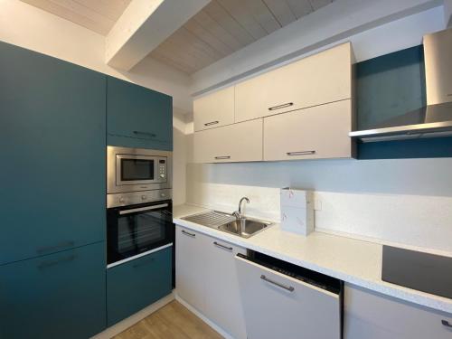 雷卡纳蒂港Appartamenti nuovi in centro a Porto Recanati Riviera del Conero的厨房配有蓝白色橱柜和水槽