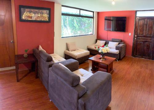 基多Hostal Casa San Fernando Tumbaco的带沙发和平面电视的客厅