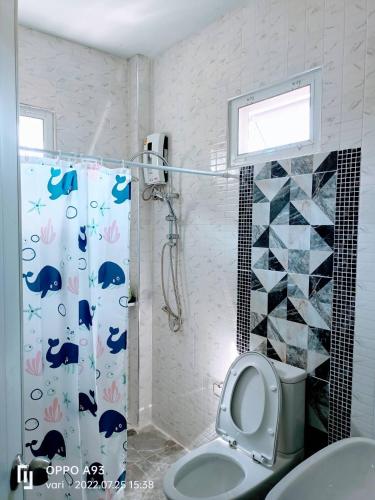 乌泰他尼府บ้านวาริ สะแกกรัง的浴室配有带卫生间的淋浴帘