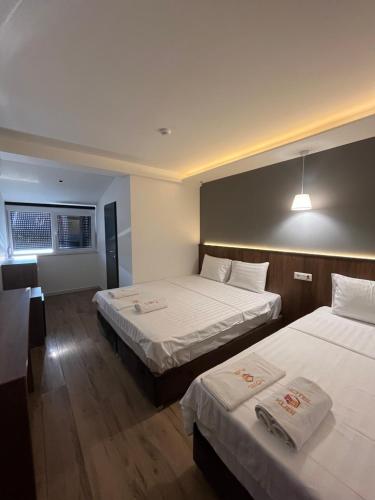 斯特鲁加Kubi Hotel的酒店客房配有两张床和一张书桌