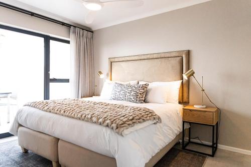 莫塞尔湾Santos Seaview Apartment的一间卧室设有一张大床和一个窗户。