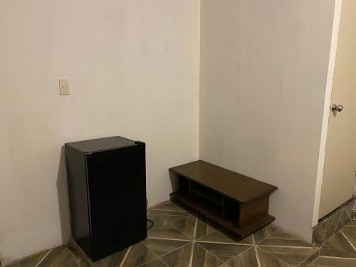 埃莫西约Los Arcos Terraza Suites的电视机和桌子