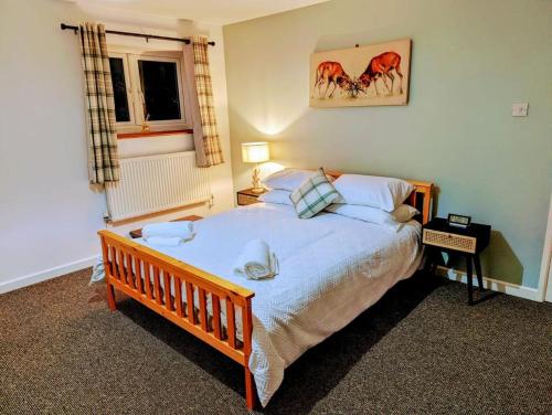 利德尼Country Lodge Retreat的一间卧室设有一张大床和一个窗户。