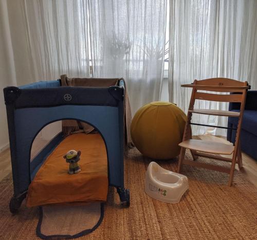 珀尔瓦Õdus korter roheluses - A cozy apartment in a greenery - contactless check-in的儿童卧室配有一张床和一把椅子