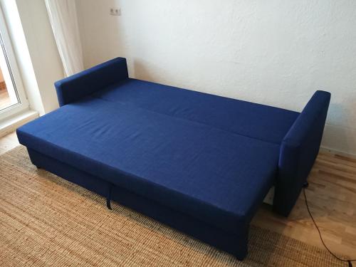 珀尔瓦Õdus korter roheluses - A cozy apartment in a greenery - contactless check-in的一张位于客房角落的蓝色床