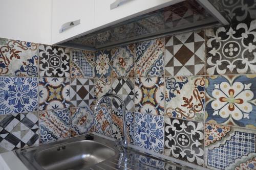 StrudaLa Neviera的厨房的墙壁上设有瓷砖和水槽。