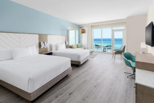 巴拿马城海滩Hyatt Place Panama City Beach - Beachfront的酒店客房设有两张床,享有海景。