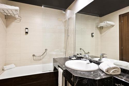 桑坦德阿巴桑坦德酒店的一间带水槽和浴缸的浴室