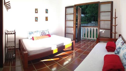 卡拉瓜塔图巴Casa Azul的客房设有两张床和一个阳台。