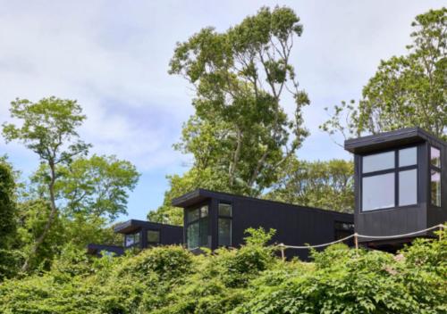 法尔茅斯AutoCamp Cape Cod的山上树木的黑色房子