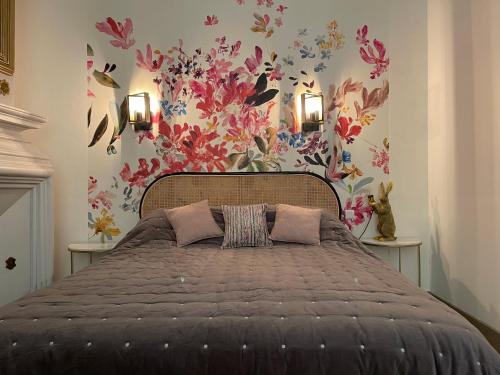 拉罗谢尔Apartment- La Rochelle historic city centre的一间卧室配有一张带花卉壁纸的床