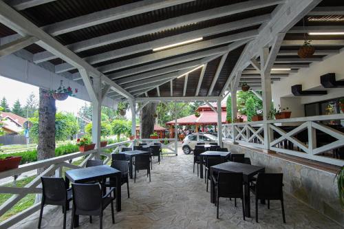 斯勒尼克Teju Hotels的庭院内的餐厅,配有桌椅