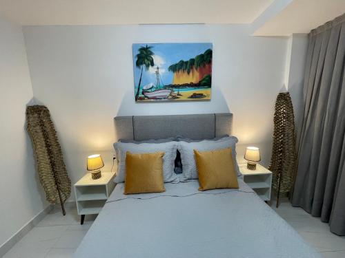 若昂佩索阿Mardisa Design by Jess Hospedagens的一间卧室配有一张带2个床头柜和2盏灯的床。