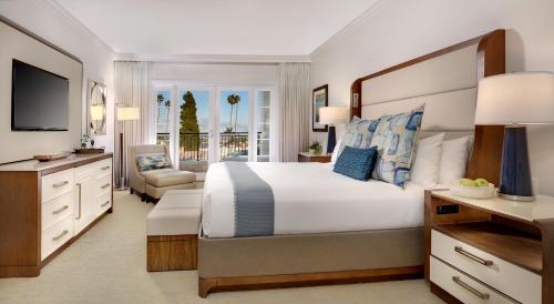 纽波特海滩巴尔博亚湾度假酒店的一间卧室配有一张大床和电视