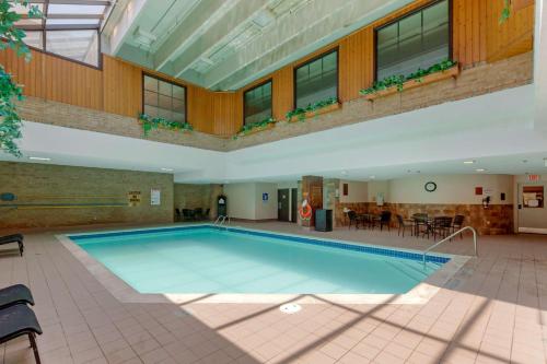 米西索加多伦多机场最佳西方酒店的大型建筑中的大型游泳池