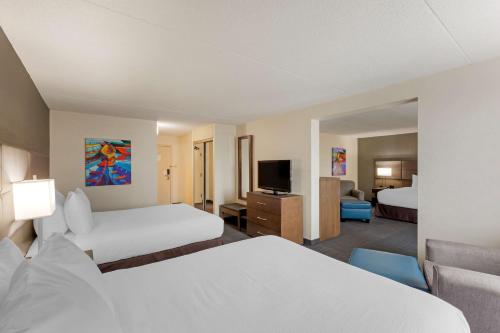 米西索加多伦多机场最佳西方酒店的酒店客房设有两张床和一台平面电视。
