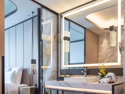 苏州苏州中惠铂尔曼酒店的一间带水槽和大镜子的浴室