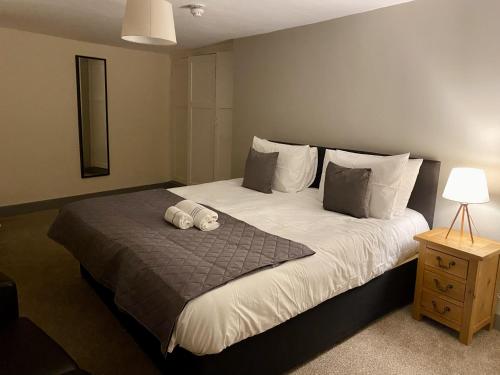 雷特福德The Herbalist Rooms的一间卧室配有一张大床和两个枕头
