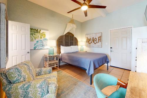 格尔夫海岸Beachview 321的一间卧室配有一张床、一张沙发和风扇