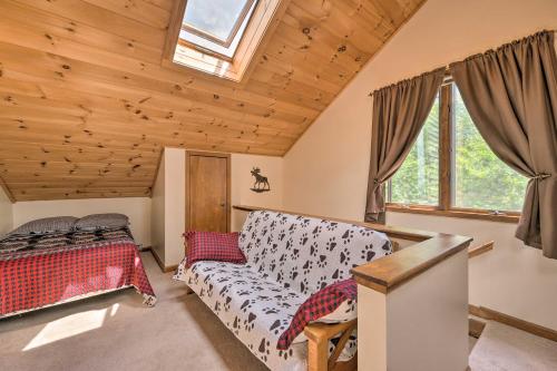 CamptonCampton Retreat with Mtn Views about 3 Mi to Skiing的带沙发和窗户的客厅