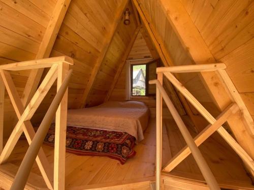 K'edaA Frame Cottage in Varjanisi - Batumi的小木屋内的卧室,阁楼配有一张床