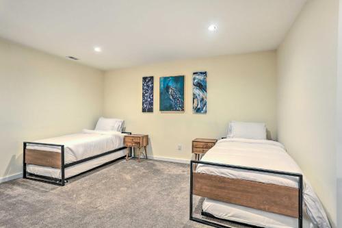 Vernon TownshipSun-Lit Vernon Condo Less Than 2 Mi to Ski Resort!的一间卧室配有两张床,墙上有两幅画作