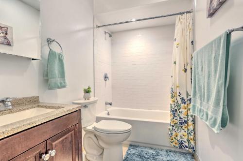 Vernon TownshipSun-Lit Vernon Condo Less Than 2 Mi to Ski Resort!的浴室配有卫生间、浴缸和水槽。