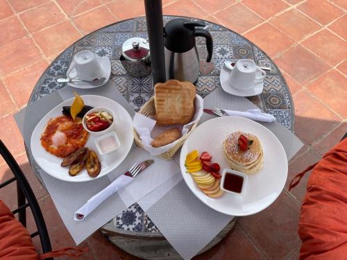 危地马拉安地瓜Nico Hotel的一张桌子,上面有两盘早餐食品