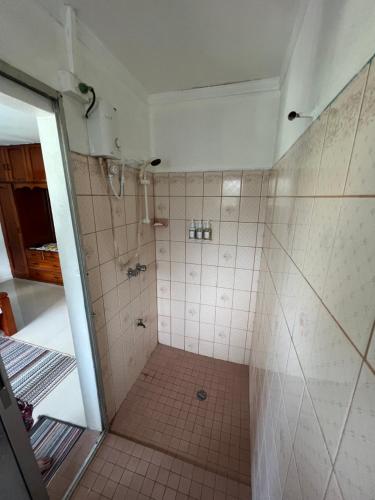 苏瓦Hill Bottom Accommodation的带淋浴的浴室,铺有瓷砖地板。